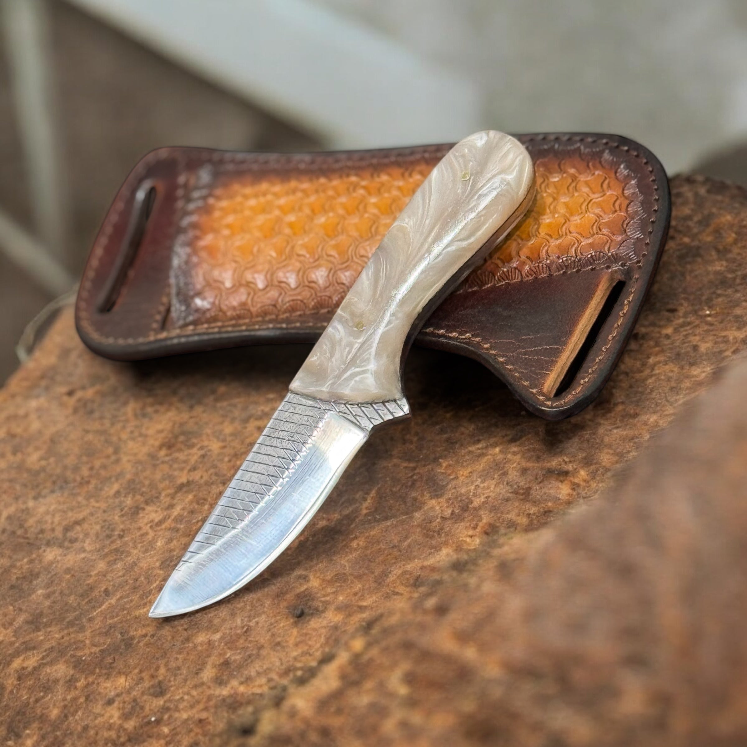 Compact Waistband Knife with Leather Case – Durable & Concealable